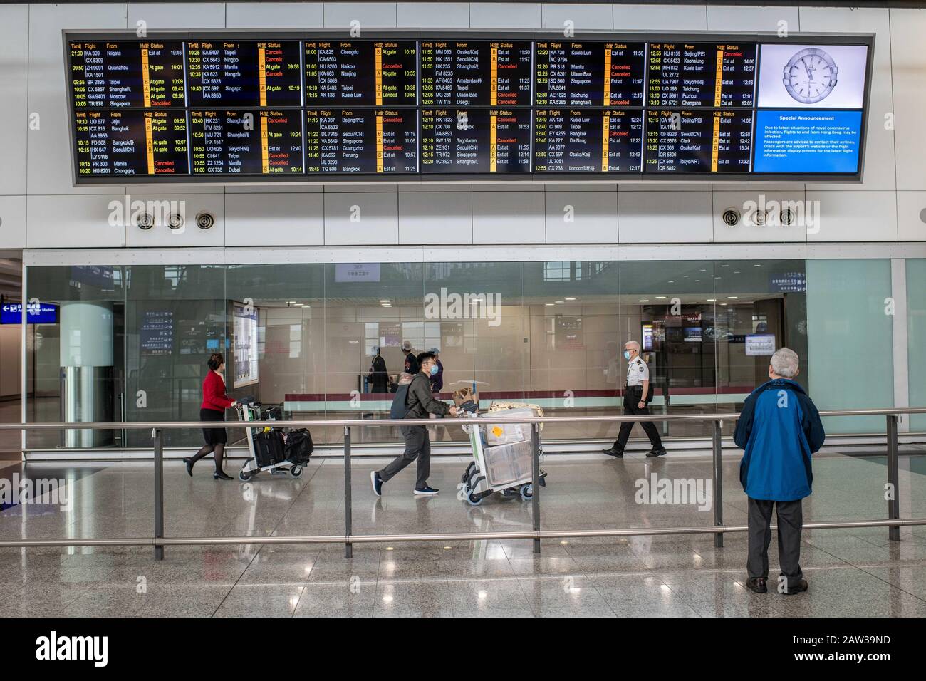 Hong Kong, Cina. 06th Feb, 2020. Passeggeri che indossano maschere chirurgiche al terminal degli arrivi all'Aeroporto Internazionale di Hong Kong. Un altro giorno a Hong Kong durante l'epidemia di virus corona. Focolaio comunitario dichiarato nella città: Il governo ha detto che tutti i viaggiatori provenienti dalla Cina continentale, compresi i residenti di Hong Kong, sarebbero messi in una quarantena obbligatoria di 14 giorni come parte della sua risposta aumentata al contagio. Credit: Sopa Images Limited/Alamy Live News Foto Stock