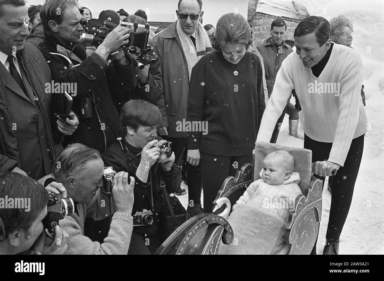 Famiglia reale a Lech. Principessa Beatrix, Principe Claus e Principe Alexander in posa per foto e film stampa Data: 4 marzo 1968 luogo: Lech Parole Chiave: Cognome: Beatrix, Principessa, Claus, Principe Willem-Alexander, Principe di Orange Foto Stock