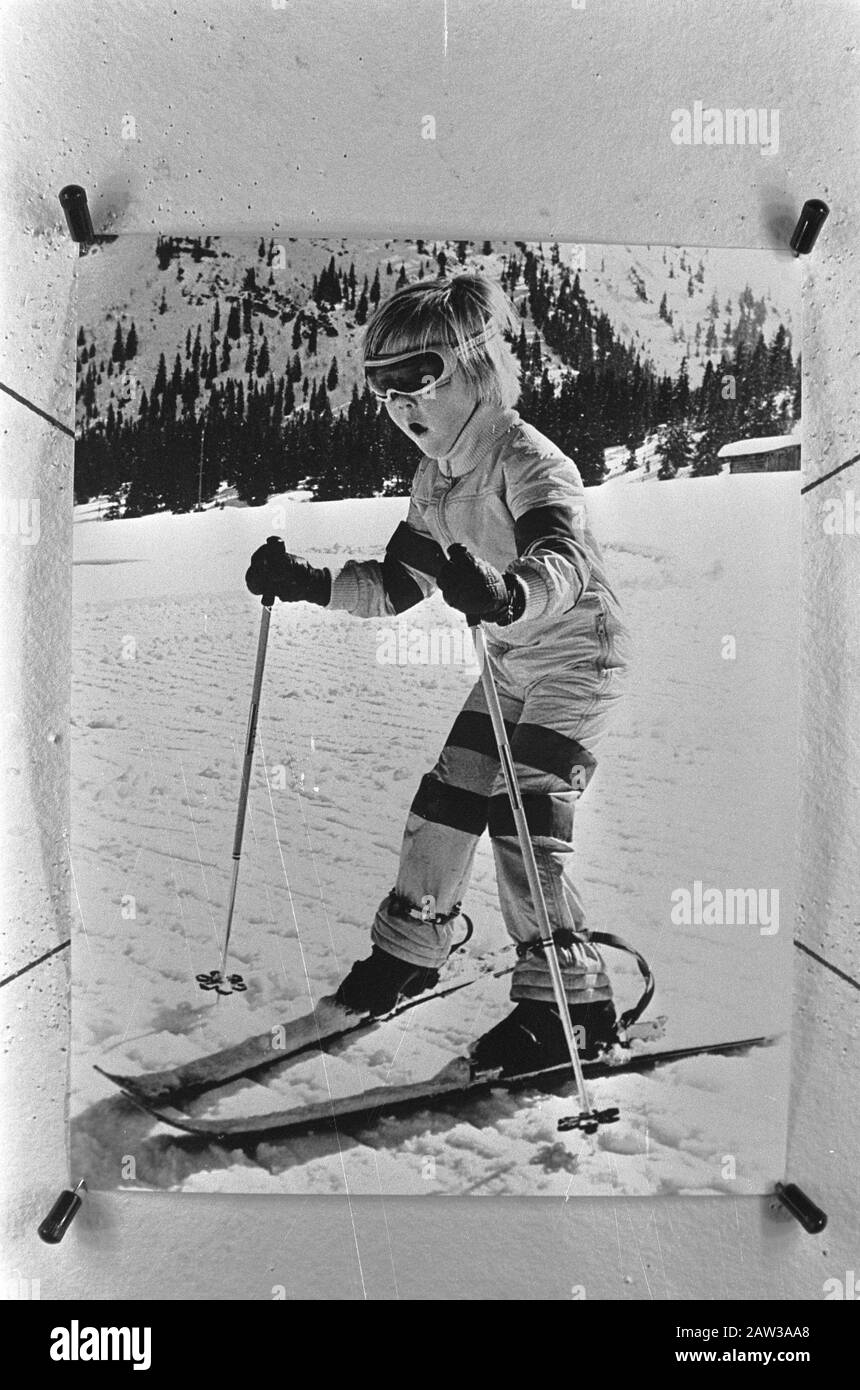 Royal family in Lech, Alexander on skis Data: 18 marzo 1973 Località: Lech Parole Chiave: Princes, skis, ski Person Nome: Alexander Foto Stock