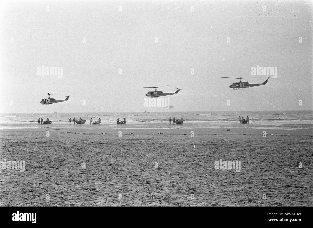 Dimostrazione di salvataggio del Principe Claus a Katwijk. Tre elicotteri UH-1 MLD in azione Data: 16 luglio 1967 posizione: Katwijk, South Holland Parole Chiave: Dimostrazioni, elicotteri, salvataggio Foto Stock