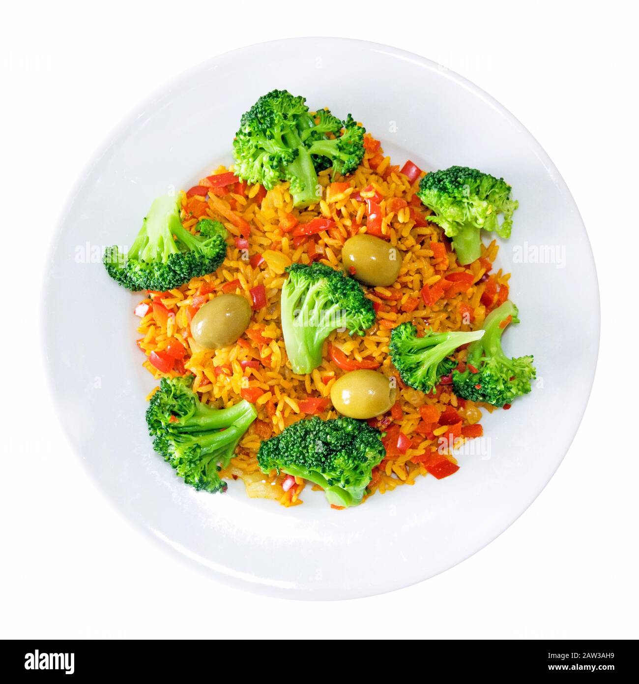 pasto sano - pepe riso con broccoli e olive verdi su un piatto bianco isolato Foto Stock