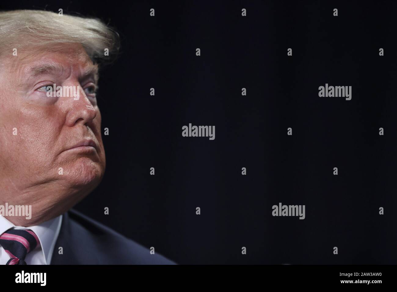 Il presidente Donald Trump tiene un giornale sul verdetto del processo Di Impeachment mentre arriva alla 68th colazione annuale di preghiera nazionale al Washington Hilton giovedì 6 febbraio 2020 a Washington, DC. Foto di Oliver Contreras/UPI Foto Stock