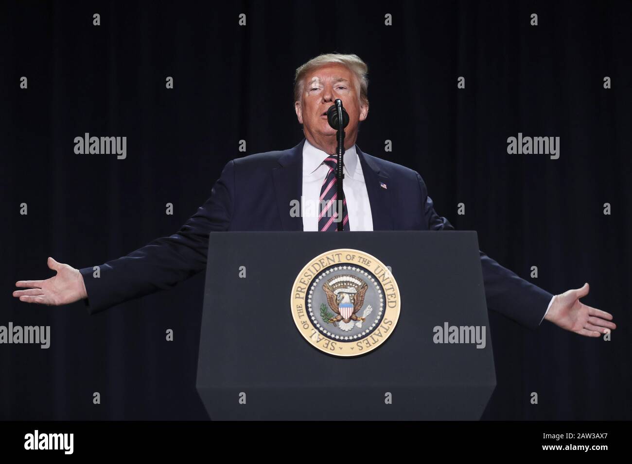 Il presidente Donald Trump tiene un giornale sul verdetto del processo Di Impeachment mentre arriva alla 68th colazione annuale di preghiera nazionale al Washington Hilton giovedì 6 febbraio 2020 a Washington, DC. Foto di Oliver Contreras/UPI Foto Stock