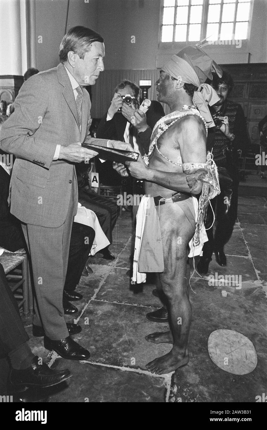 Prince Claus in Hoorn on exhibition VOC; Prince Claus Gets Beam Work artista Moluccan Willy Nanlohy informazioni su misfatti JP Coen / Data: 19 maggio 1987 Località: Hoorn, Maluku, North Holland Parole Chiave: Artisti, principi, mostre Persona Nome: Claus, Prince, JP Coen Foto Stock