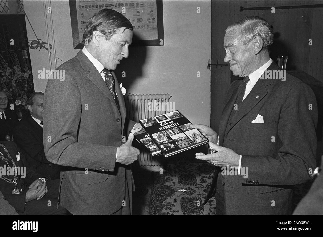 Il Principe Claus riceve le prime tre parti della serie Guardate il presidente delle mani dei Paesi Bassi ANWB Sig. Gaarlandt Data: 6 ottobre 1976 Parole Chiave: Entrate, principi, presidenti Nome Persona: Claus Prince, Gaarlandt Institution Nome: ANWB Foto Stock