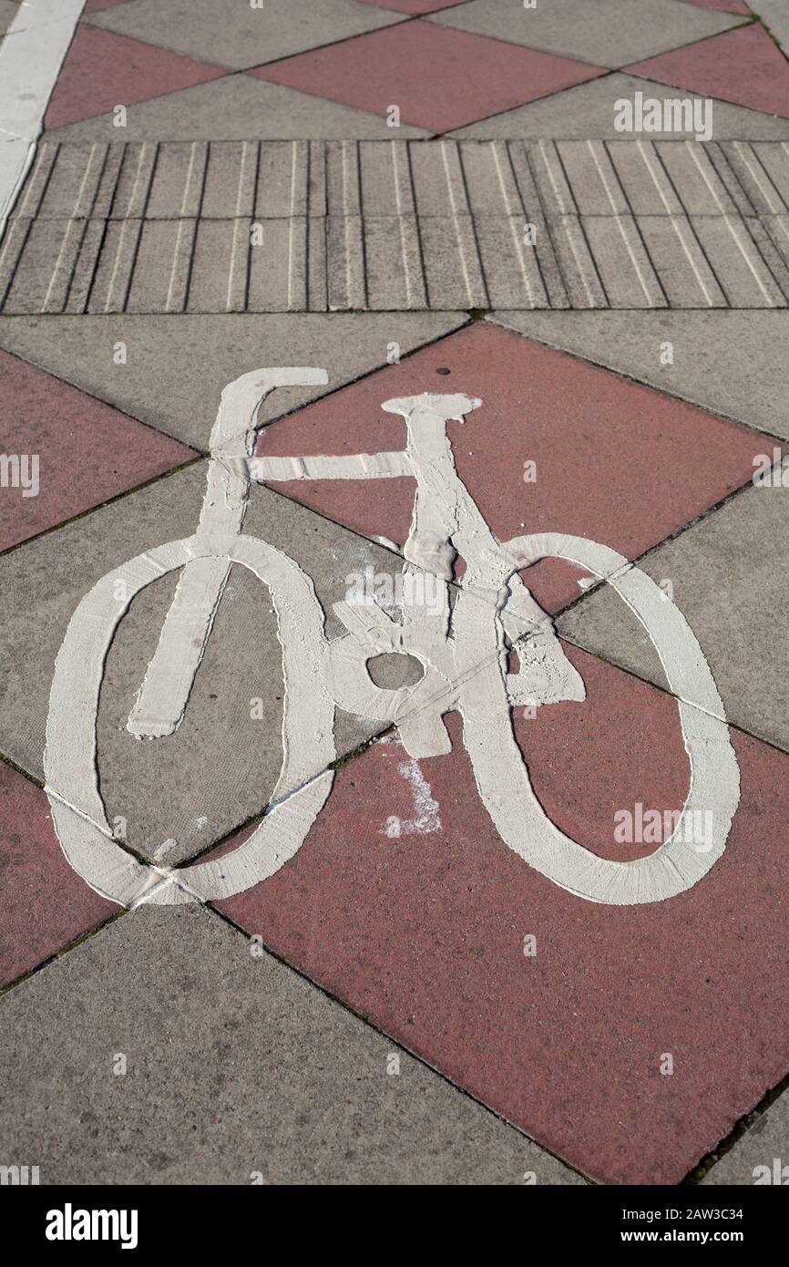 Cartello dipinto sulla pista ciclabile dedicata lungo il lungomare tra St Leonards on Sea e Hastings, East Sussex, Regno Unito Foto Stock