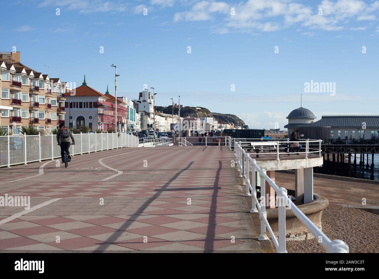 Pista ciclabile dedicata sul lungomare tra St Leonards on Sea e Hastings, East Sussex, Regno Unito Foto Stock