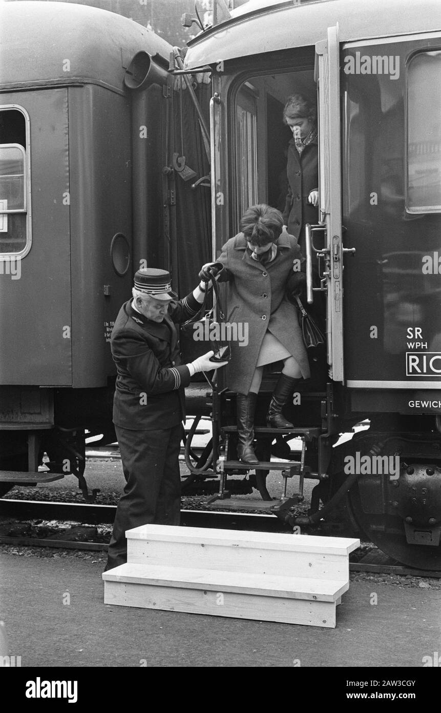Famiglia reale per sciare a Lech. Numero 2 Princess Christina Get Off train Data: 2 Marzo 1968 Località: Lech Parole Chiave: Inverno, famiglie, treni Nome Persona: Christina, principessa Foto Stock