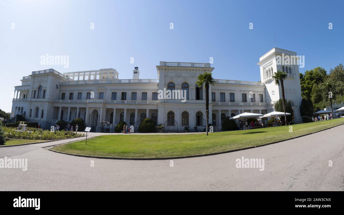 Yalta, Crimea - 09/04/2019: Panorama del Palazzo Livadia in una chiara giornata di sole. Foto Stock