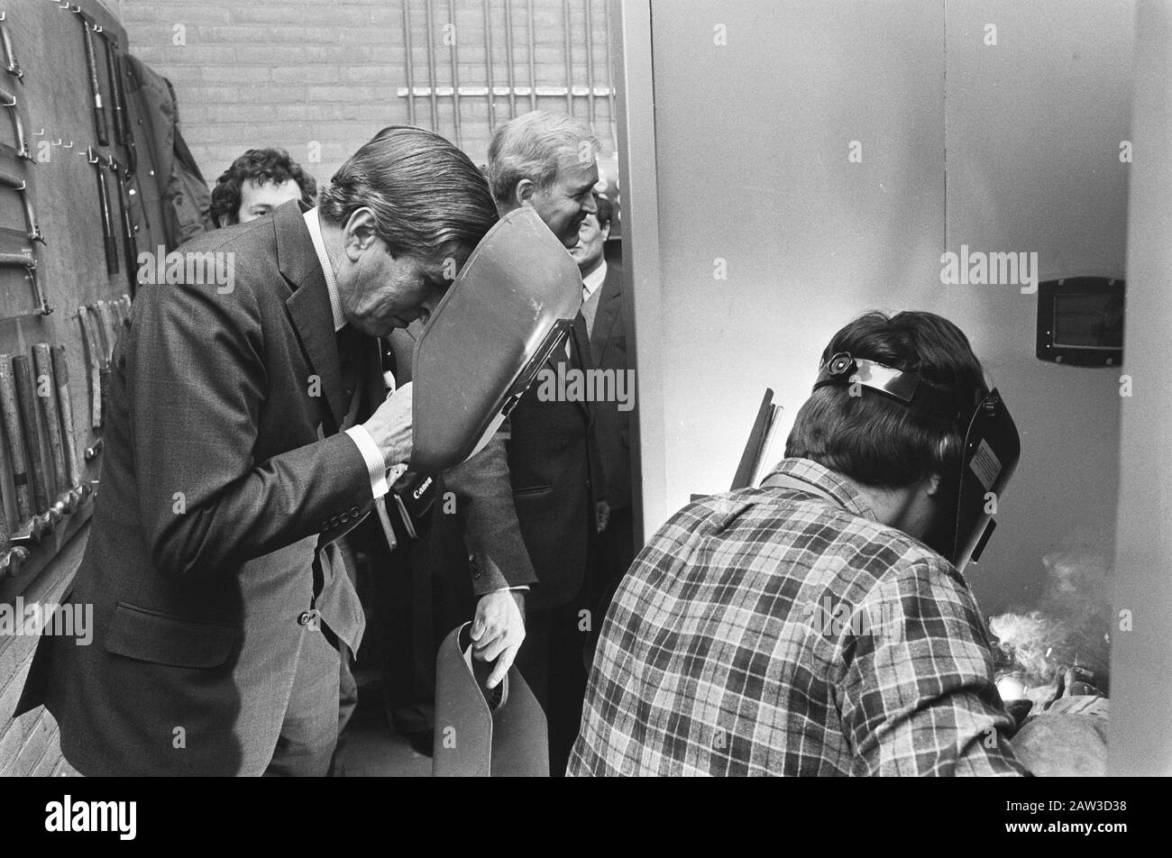 Il Principe Claus apre oggi la CAH e la Scuola tecnologica di Ede. Claus guarda attraverso una maschera saldatura Data: 17 marzo 1982 Località: EDE Parole Chiave: Scuole, aperture Nome Persona: Claus, principe Foto Stock