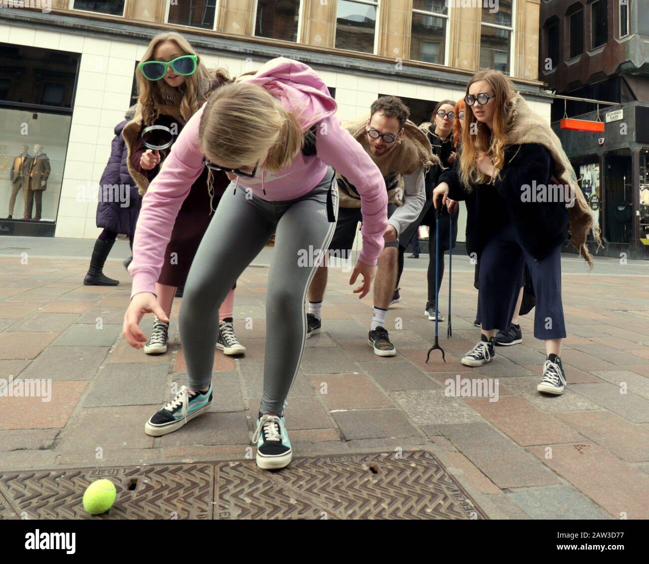 Glasgow, Scotland, UK, 6th February, 2020: UK Weather: Sunny Style Mile, il centro commerciale di Buchanan Street, ha visto il teatro lungo la sua lunghezza come UN gruppo CHE esegue l'arte di strada, il teatro fisico e il circo goduti il bel tempo. Copywrite Gerard Ferry/ Alamy Live News Foto Stock