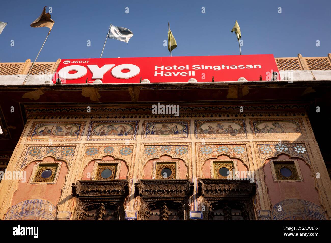 India, Rajasthan, Shekhawati, Mandawa, Singhasan Haveli, piani superiori decorati dell'OYO Hotel Foto Stock