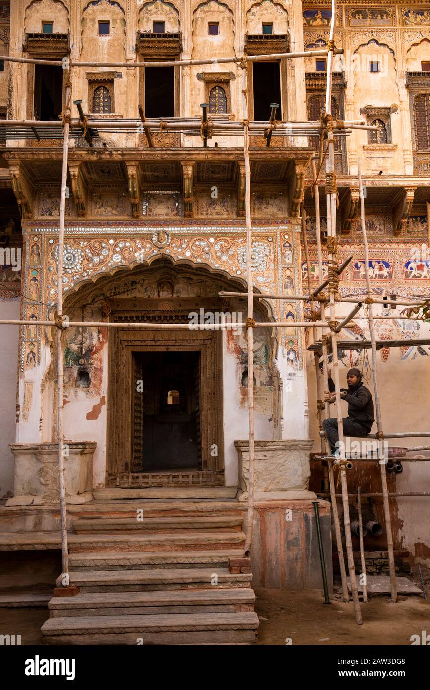 India, Rajasthan, Shekhawati, Mandawa, storico haveli run-down che è stato restaurato per diventare patrimonio hotel Foto Stock