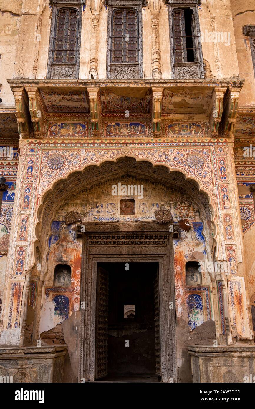 India, Rajasthan, Shekhawati, Mandawa, porta della storica Saraf Sadam Haveli, di proprietà della famiglia Calcutta assente Foto Stock