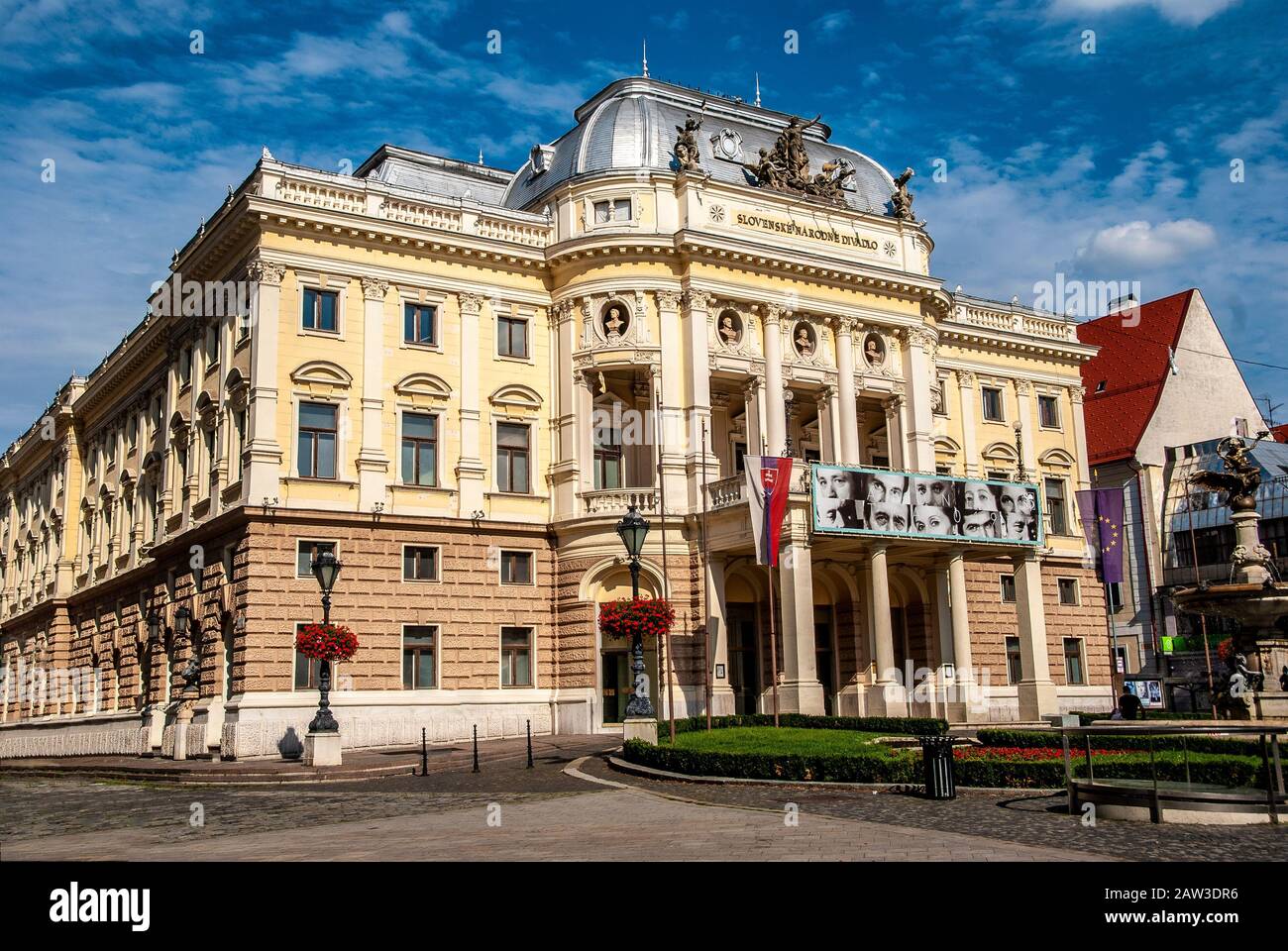 L'antico edificio del Teatro Nazionale Slovacco in stile neorinascimentale a Bratislava Foto Stock