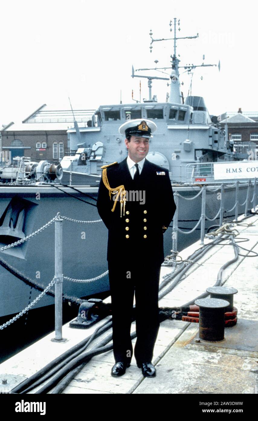 HRH Prince Andrew prende il comando di HMS Cottesmore, Rosyth, Scozia, aprile 1993 Foto Stock