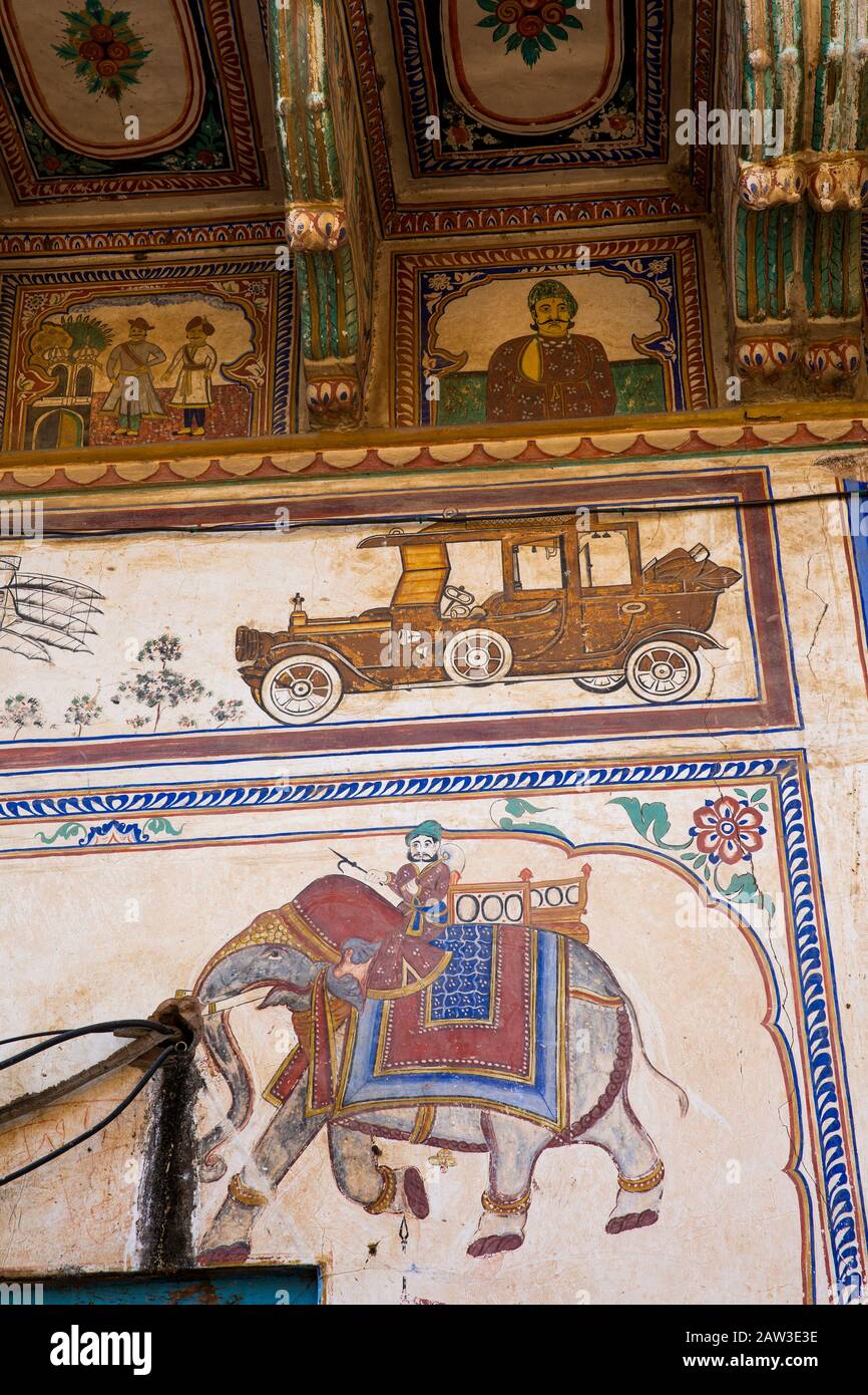 India, Rajasthan, Shekhawati, Mandawa, Binsidhar Newatia Haveli, auto a motore e murale elefante sulle pareti esterne della casa che illustra la vita nel 1921 quando io Foto Stock