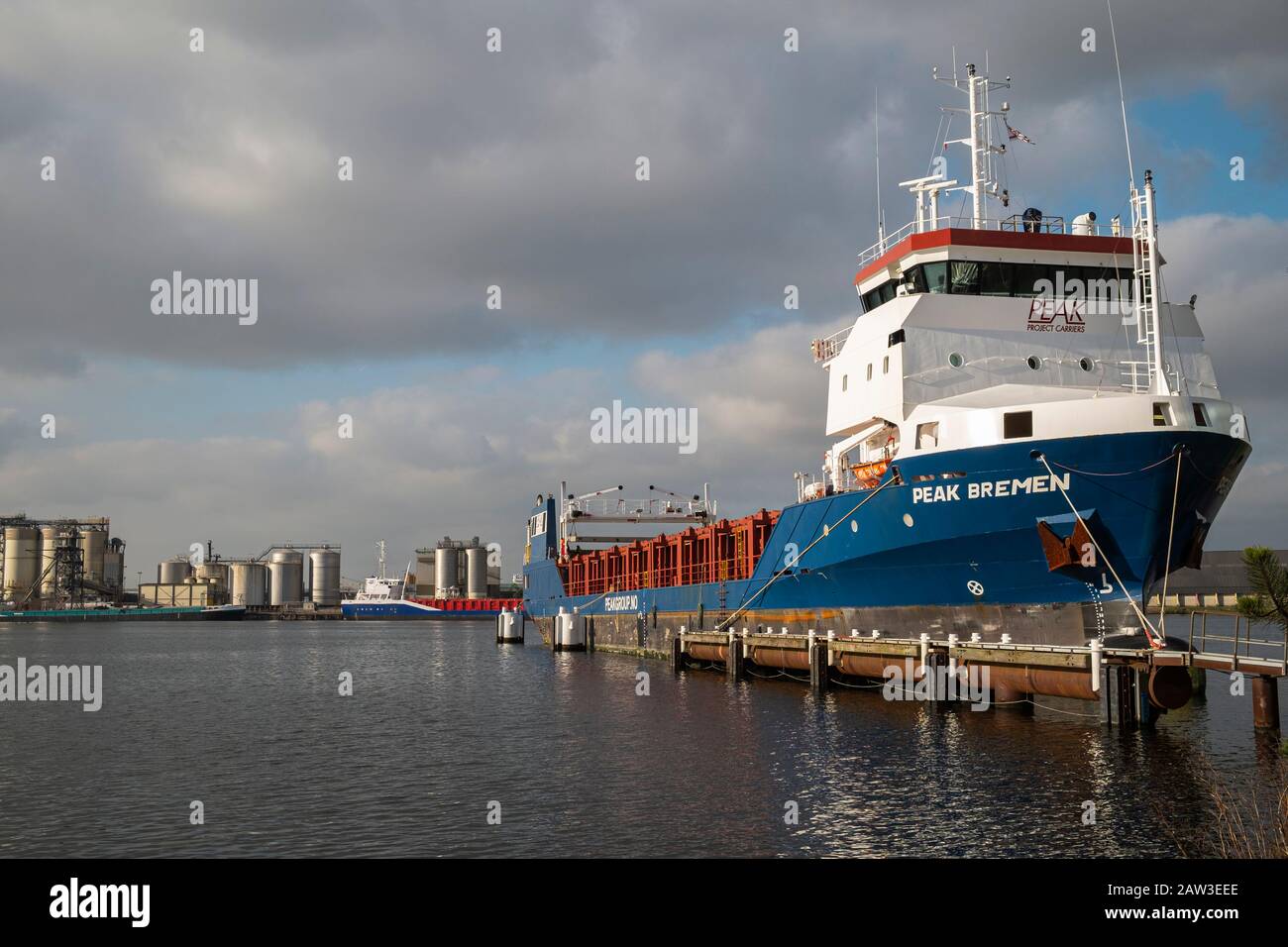 Peak Bremen, una nave da carico generale che naviga sotto la bandiera dei Paesi Bassi, ormeggiata nel porto di Amsterdam. Foto Stock