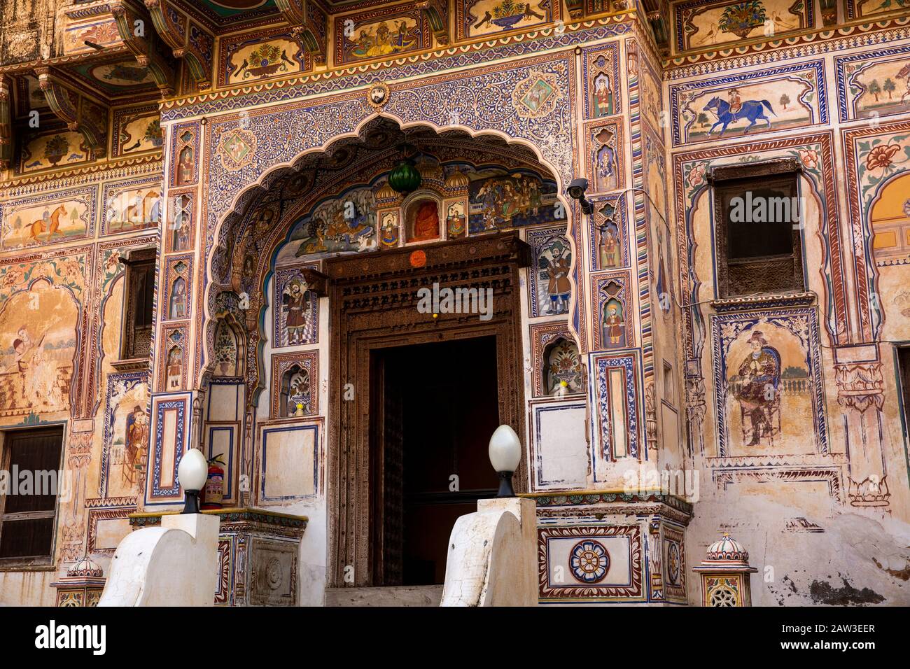 India, Rajasthan, Shekhawati, Mandawa, Radhika Haveli, Porta Decorata Foto Stock