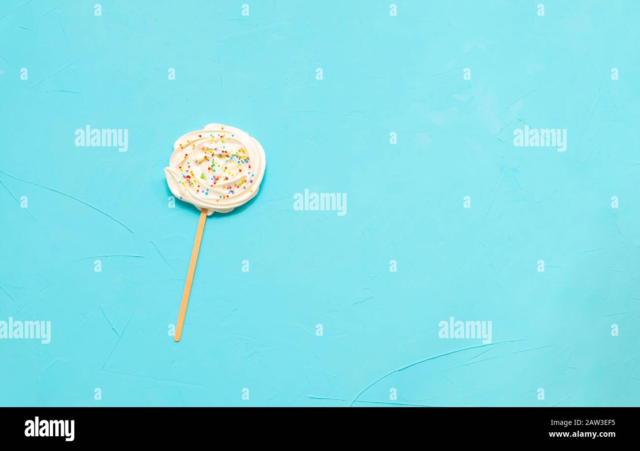 Marshmallow russo Zefir su un bastone su sfondo azzurro. Vista dall'alto con spazio di copia. Foto Stock