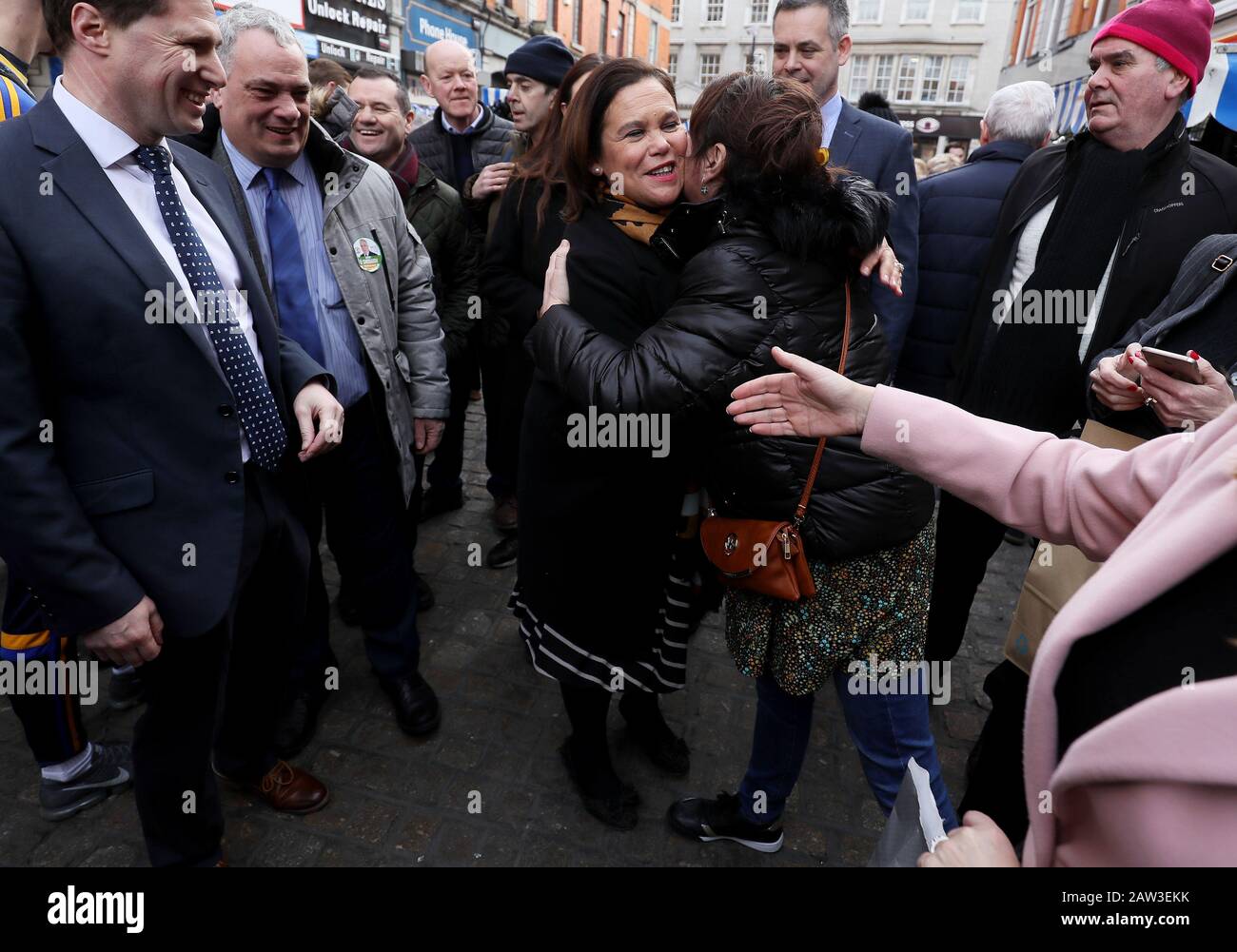 Il leader del Sinn Fein Mary Lou McDonald (centro) è accolto da ben wishers durante una passeggiata nel centro di Dublino, mentre sulla campagna elettorale generale. Data Immagine: Giovedì 6 Febbraio 2020. Vedi la storia di PA Elezioni IRLANDESI. Photo credit dovrebbe leggere: Brian Lawless/PA Filo Foto Stock