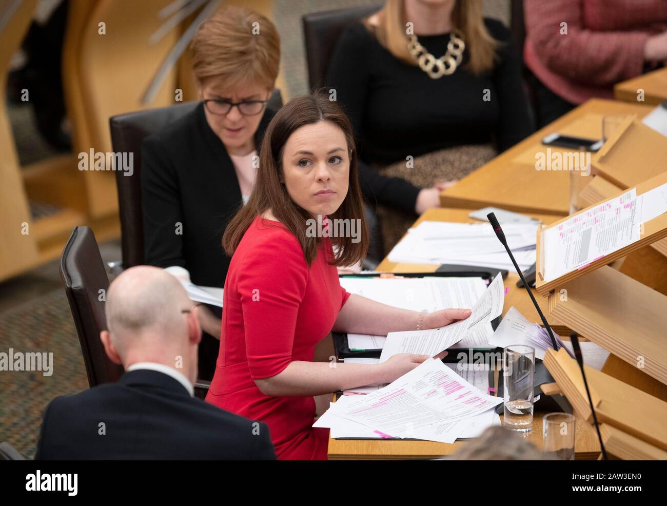 Il ministro delle finanze pubbliche Kate Forbes svela gli impegni di spesa del governo scozzese per il prossimo esercizio finanziario nella sala di discussione del Parlamento scozzese di Edimburgo. Ha fatto un passo dopo che Derek Mackay si è dimesso come segretario finanziario dopo che le accuse emerse che ha inviato centinaia di messaggi ad un ragazzo di 16 anni. Foto Stock