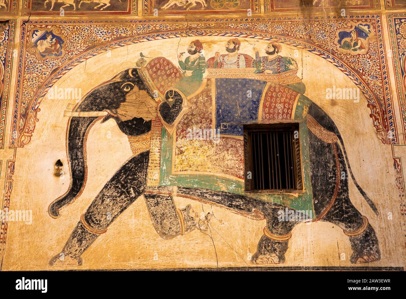India, Rajasthan, Shekhawati, Mandawa, dipinse elefante con gente su howdah sulle pareti di haveli decorati che sono stati restaurati come hotel storico Foto Stock