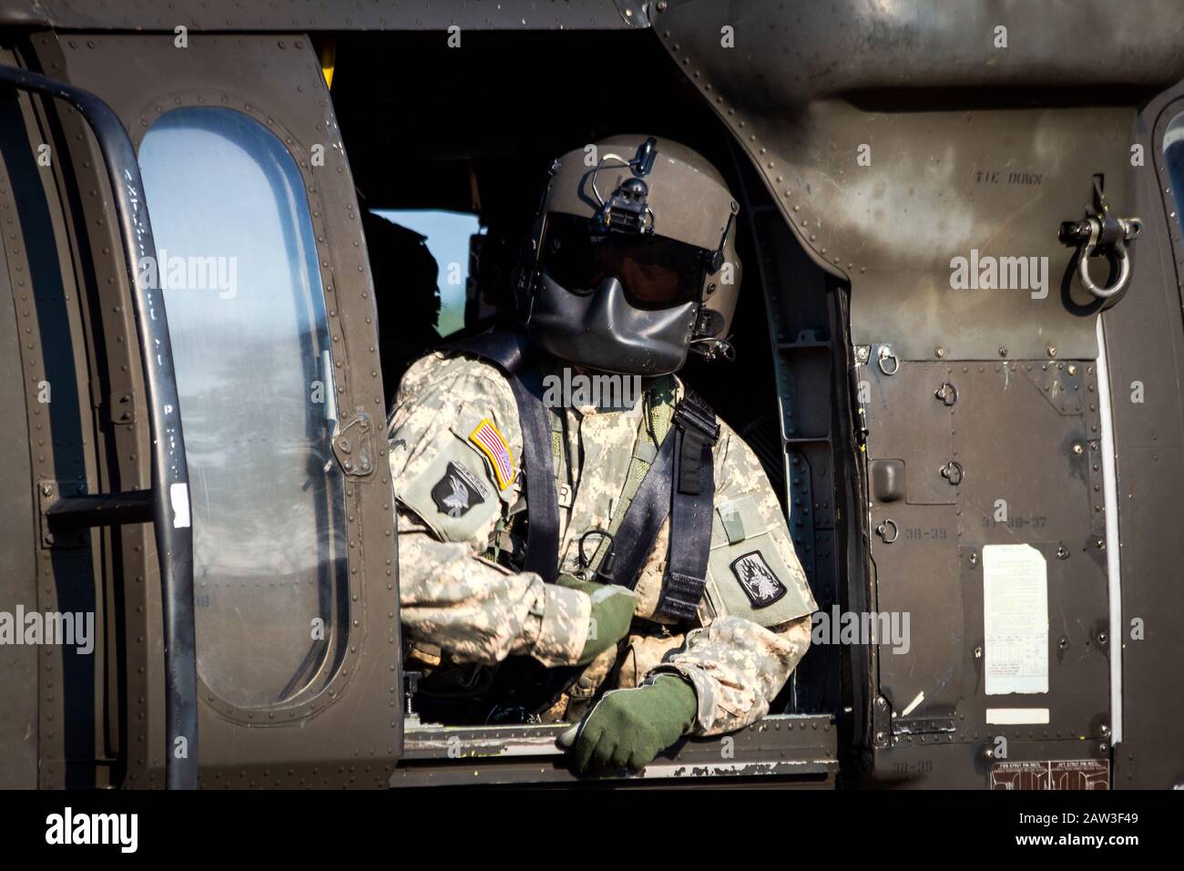 Grave, PAESI BASSI - 17 SETTEMBRE: Capo equipaggio in un elicottero UH-60 Black Hawk dell'esercito statunitense durante L'Operazione Market Garden Memorial. Foto Stock