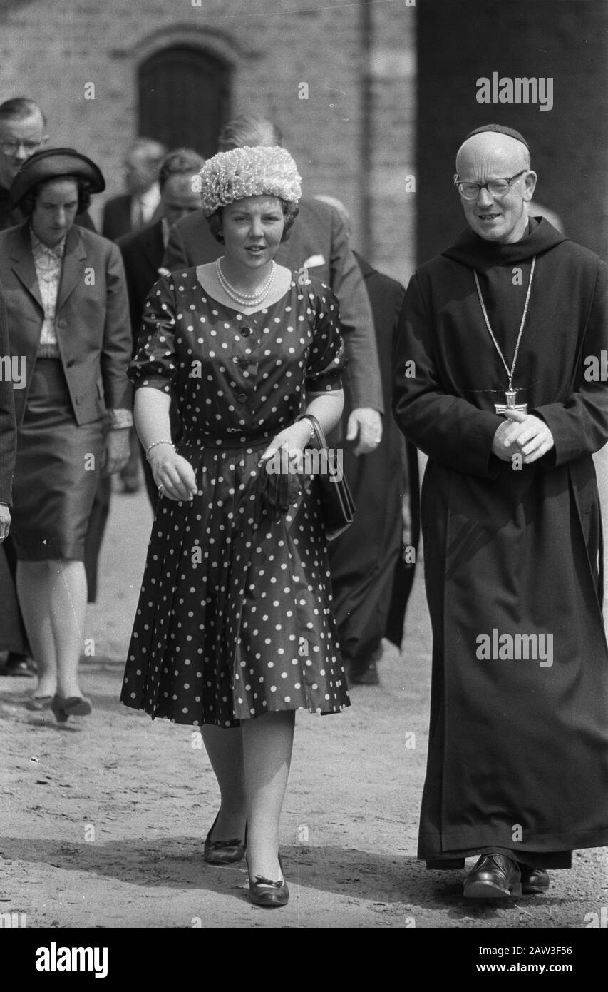 Princess Beatrix ha visitato i comuni Doetinchem Wisch e Gendringen.Prinses Beatrix con Reverend CP Tolens nel giardino dell'Abbazia / Data: 7 giugno 1963 Località: Doetinchem , Gendringen, Wisch Parole Chiave: Comuni, visita giardini ospedali Nome Persona: Beatrix, principessa Foto Stock
