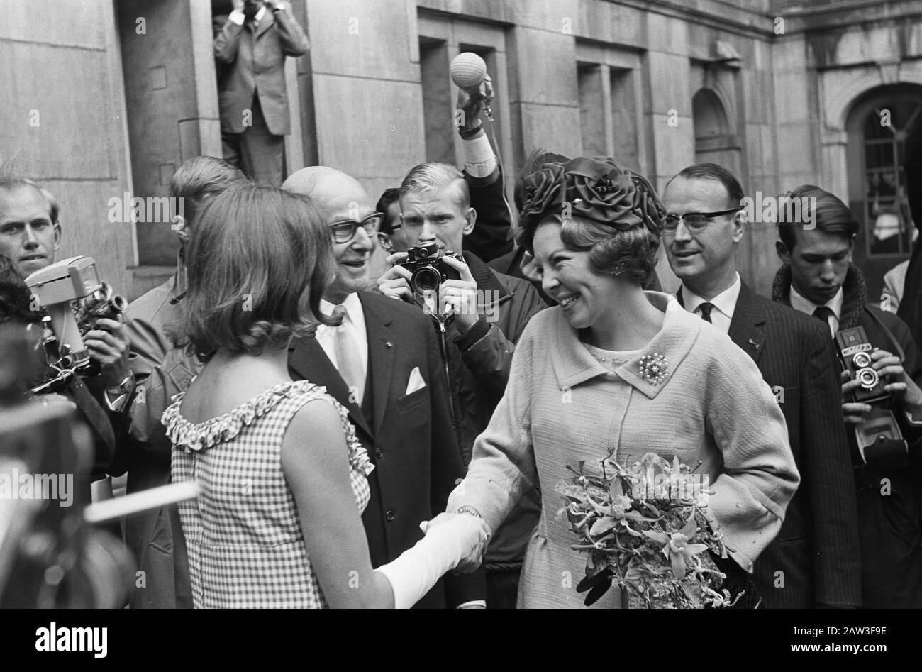 Principessa Beatrix e Claus in visita ad Amsterdam, sala degli arrivi Data: 3 luglio 1965 luogo: Amsterdam, Noord-Holland Parole Chiave: Arrivi, visite, sale città Nome Persona: Beatrix, Principessa Claus Prince Foto Stock