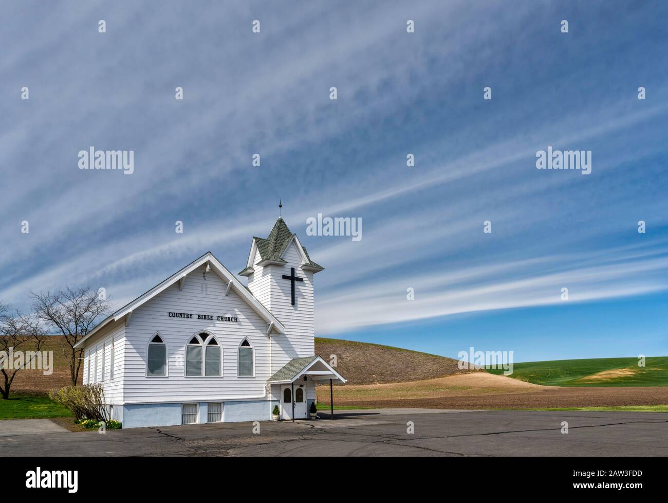 Cirrostratus aka billow nubi sopra la chiesa della Bibbia di paese nella campagna di Palouse vicino alla comunità Di Polveroso, Washington, Stati Uniti Foto Stock