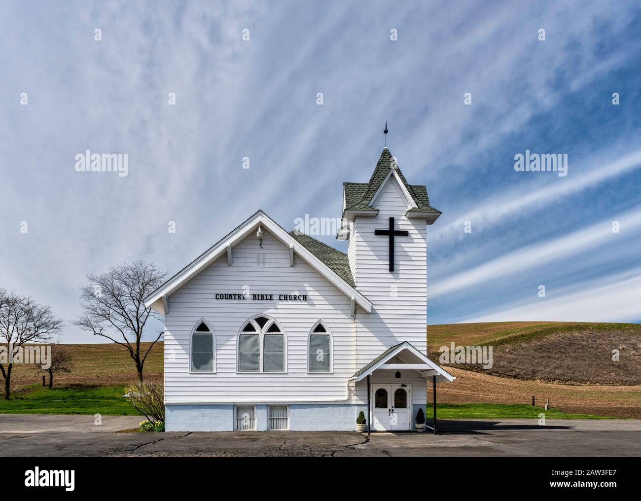 Cirrostratus aka billow nubi sopra la chiesa della Bibbia di paese nella campagna di Palouse vicino alla comunità Di Polveroso, Washington, Stati Uniti Foto Stock