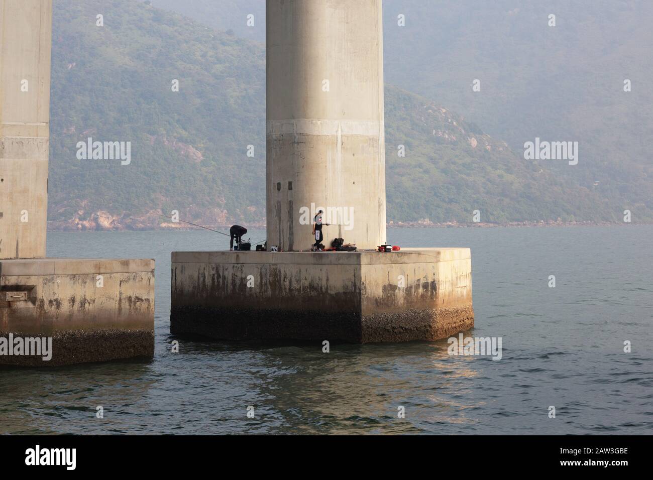 Stile di vita asiatico - persone che pescano dai moli del nuovo Hong Kong Zhuhai Macau Bridge, Hong Kong Asia Foto Stock