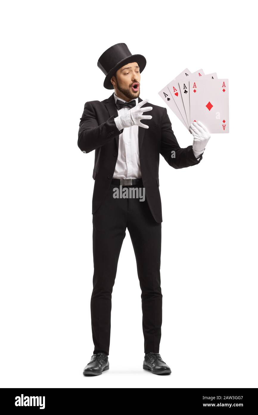 Ritratto a tutta lunghezza di un mago che esegue un trucco magico con carte da gioco isolate su sfondo bianco Foto Stock