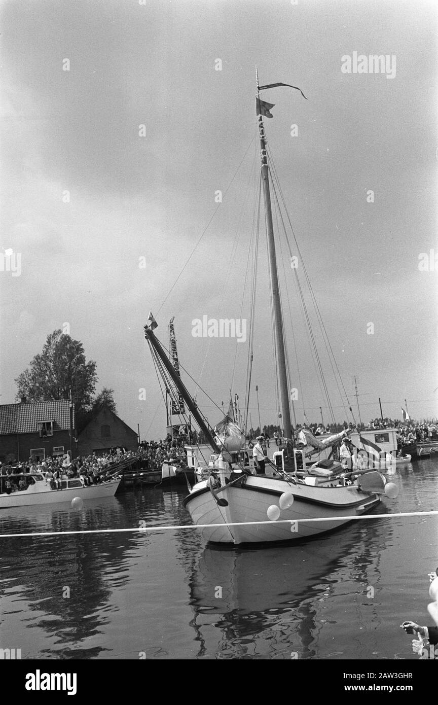 La Principessa Beatrix e il Principe Claus hanno aperto con tre bambini nuovo porto turistico di Spakenburg; . 5, 6, 7: Draeck Verde Data: 23 Maggio 1970 Parole Chiave: Marine, Porti, Principi, Principesse Nome Persona: Beatrix, Principessa, Claus, Principe, Draeck Verde Foto Stock