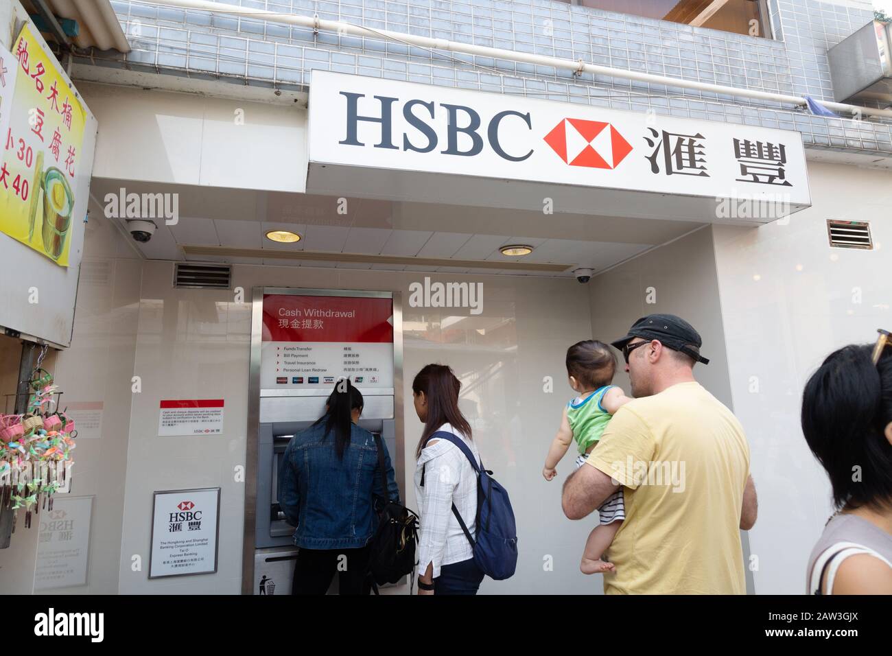 HSBC Bank, Hong Kong Asia - persone che utilizzano un bancomat HSBC per prelevare denaro, Hong Kong Asia Foto Stock