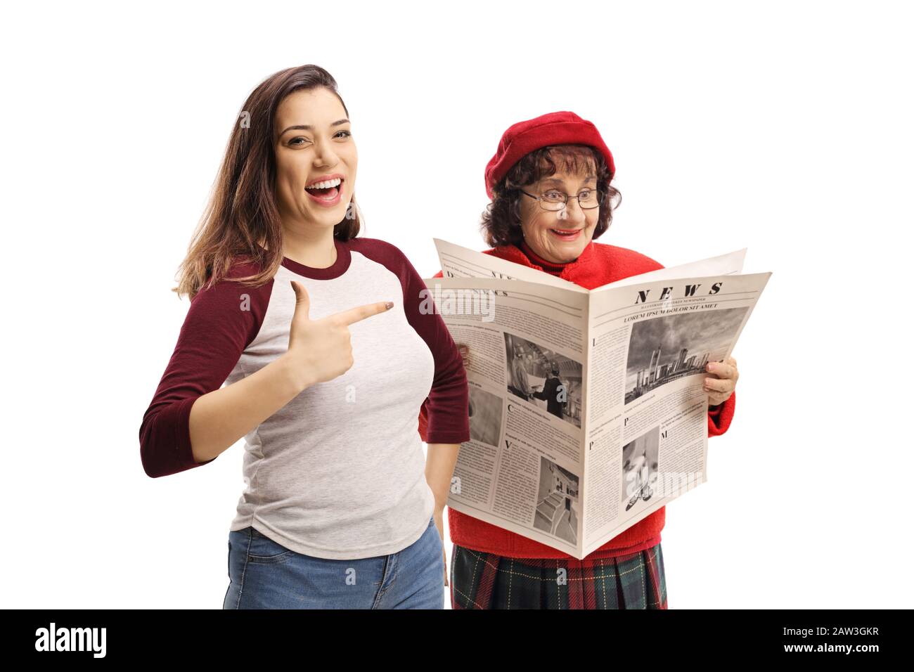 Giovane donna che ride e punta ad una donna anziana che legge un giornale isolato su sfondo bianco Foto Stock