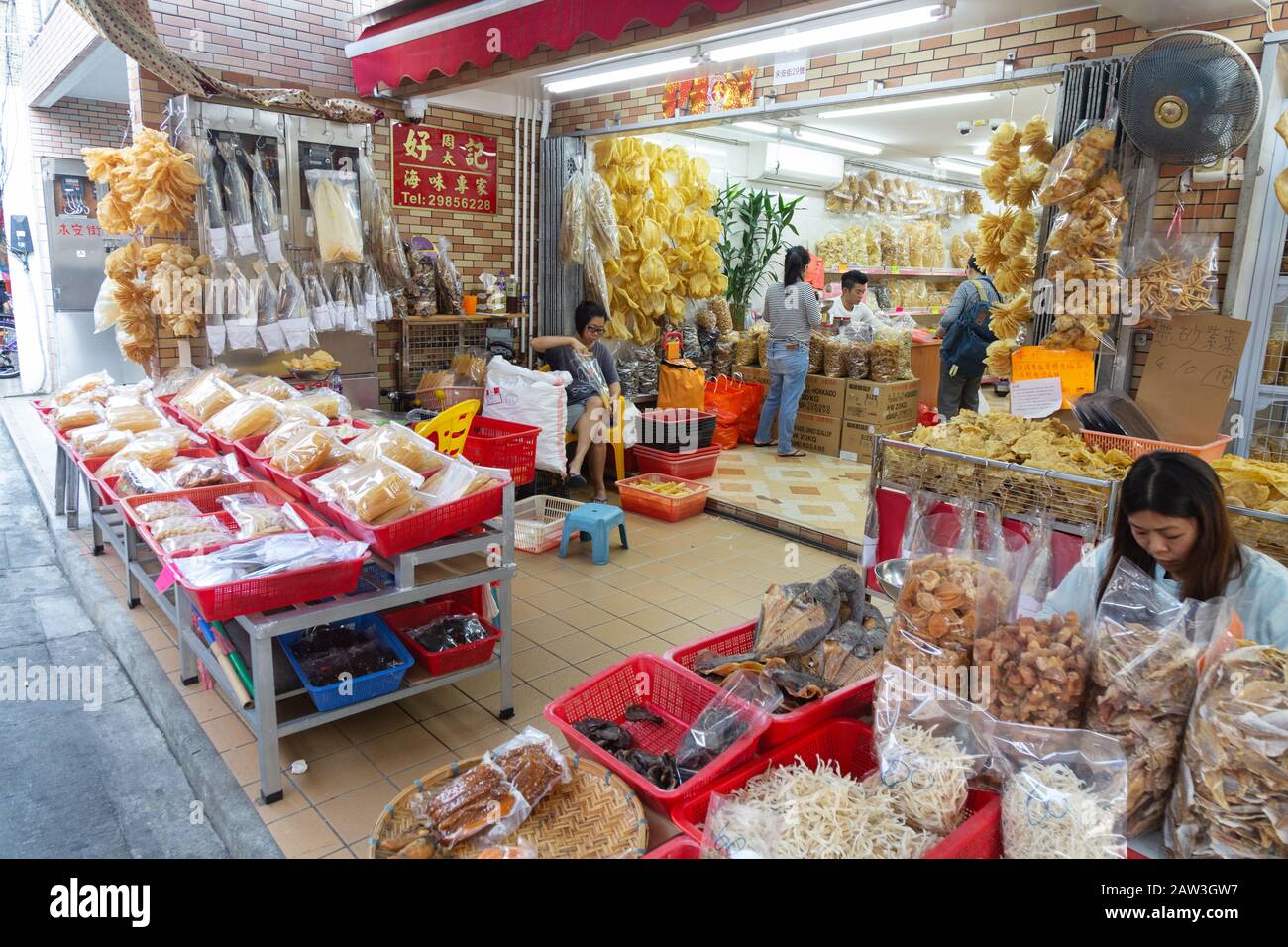 Tai o villaggio di pescatori, Hong Kong - personale che lavora in un negozio di pesce; esempio di cibo e stile di vita di Hong Kong; Tai o; Lantau Island Hong Kong Asia Foto Stock