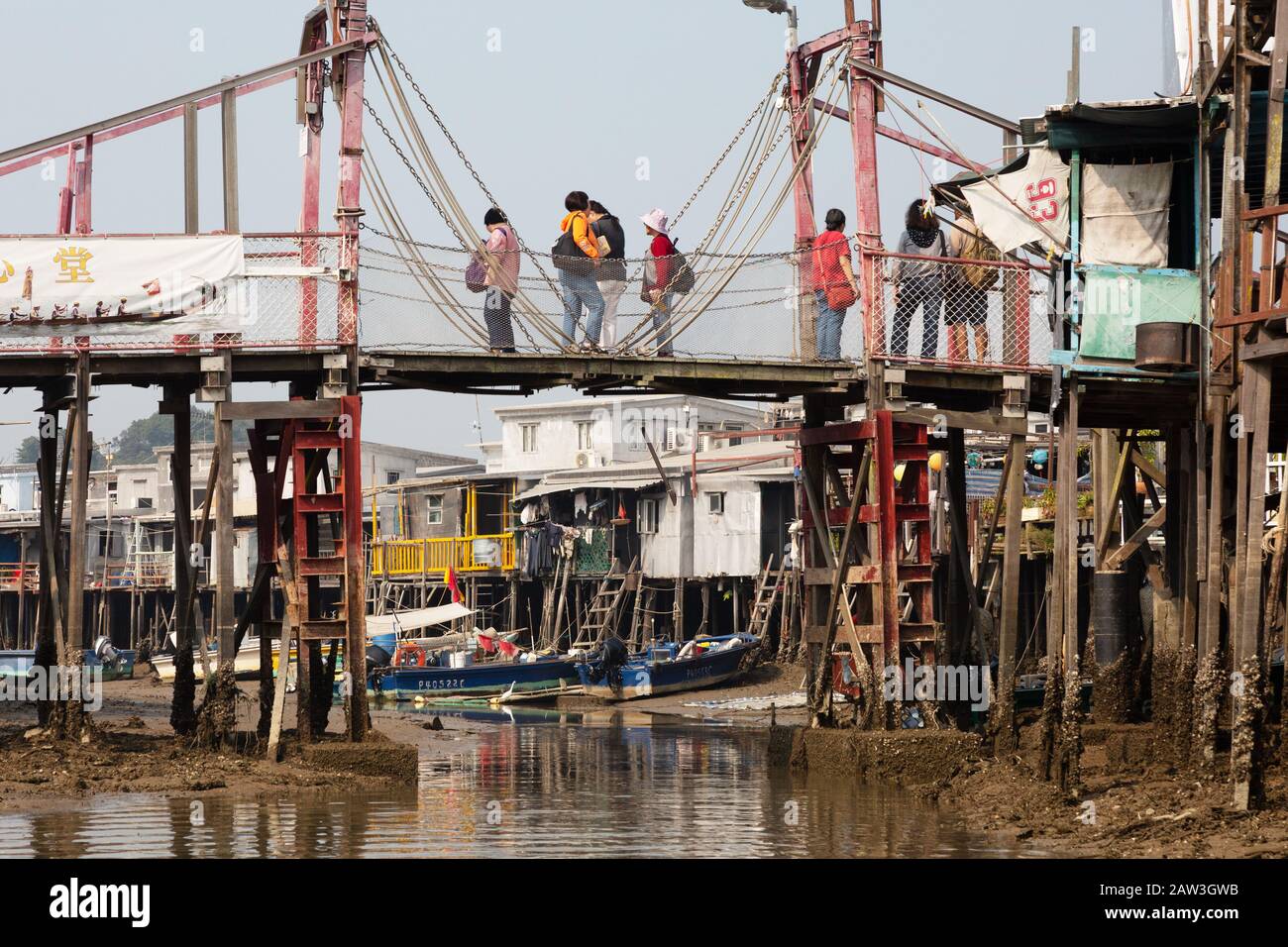 Turisti di Hong Kong sul ponte sul torrente al villaggio di Tai o, Isola di Lantau Hong Kong Asia Foto Stock