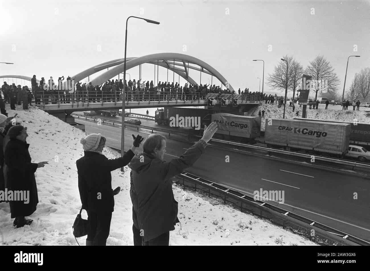Convoglio 120 camion con regali di Natale da Utrecht alla Polonia. Migliaia di persone hanno vacillato il convoglio Data: 13 dicembre 1981 Località: Utrecht Parole Chiave: Camion, Natale Foto Stock