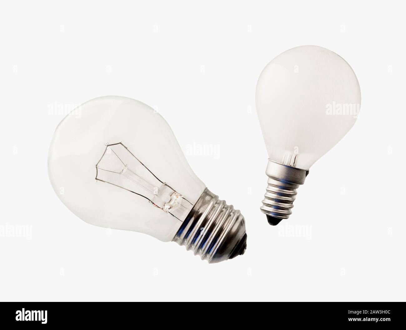 Lampadina isolata su sfondo bianco. Lampada con vetro opaco. Foto Stock