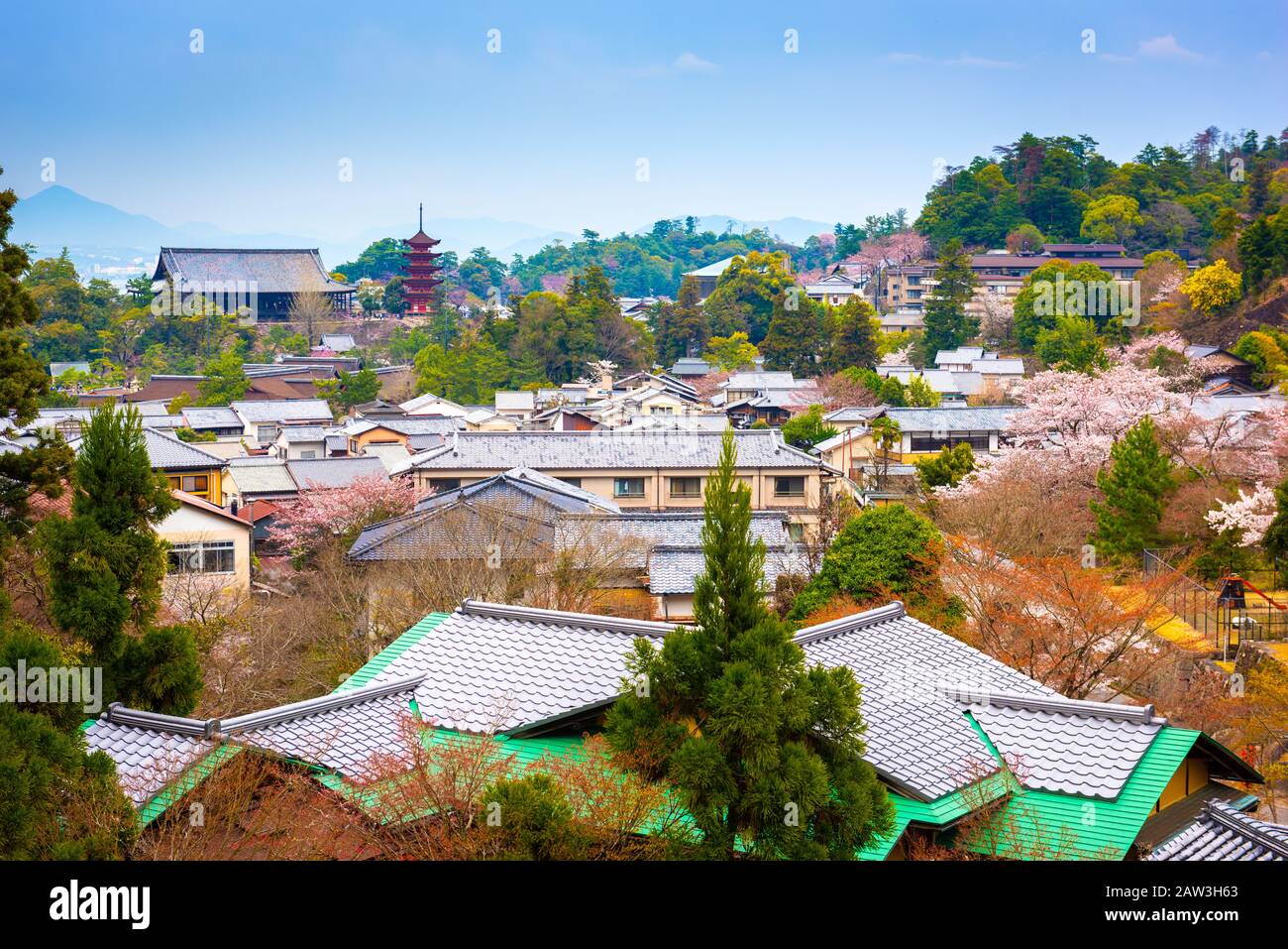 Miyajima, Hiroshima, il paesaggio cittadino del Giappone al tramonto. Foto Stock