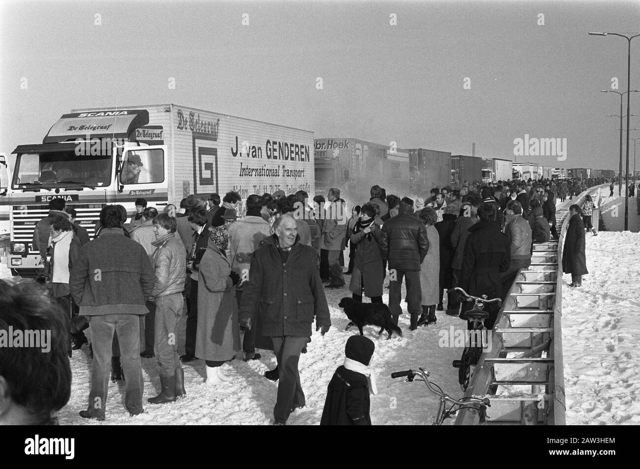 Convoglio di circa 120 camion con regali di Natale da Utrecht alla Polonia. Migliaia di persone hanno vacillato il convoglio Data: 13 dicembre 1981 Località: Utrecht Parole Chiave: Camion, Natale Foto Stock