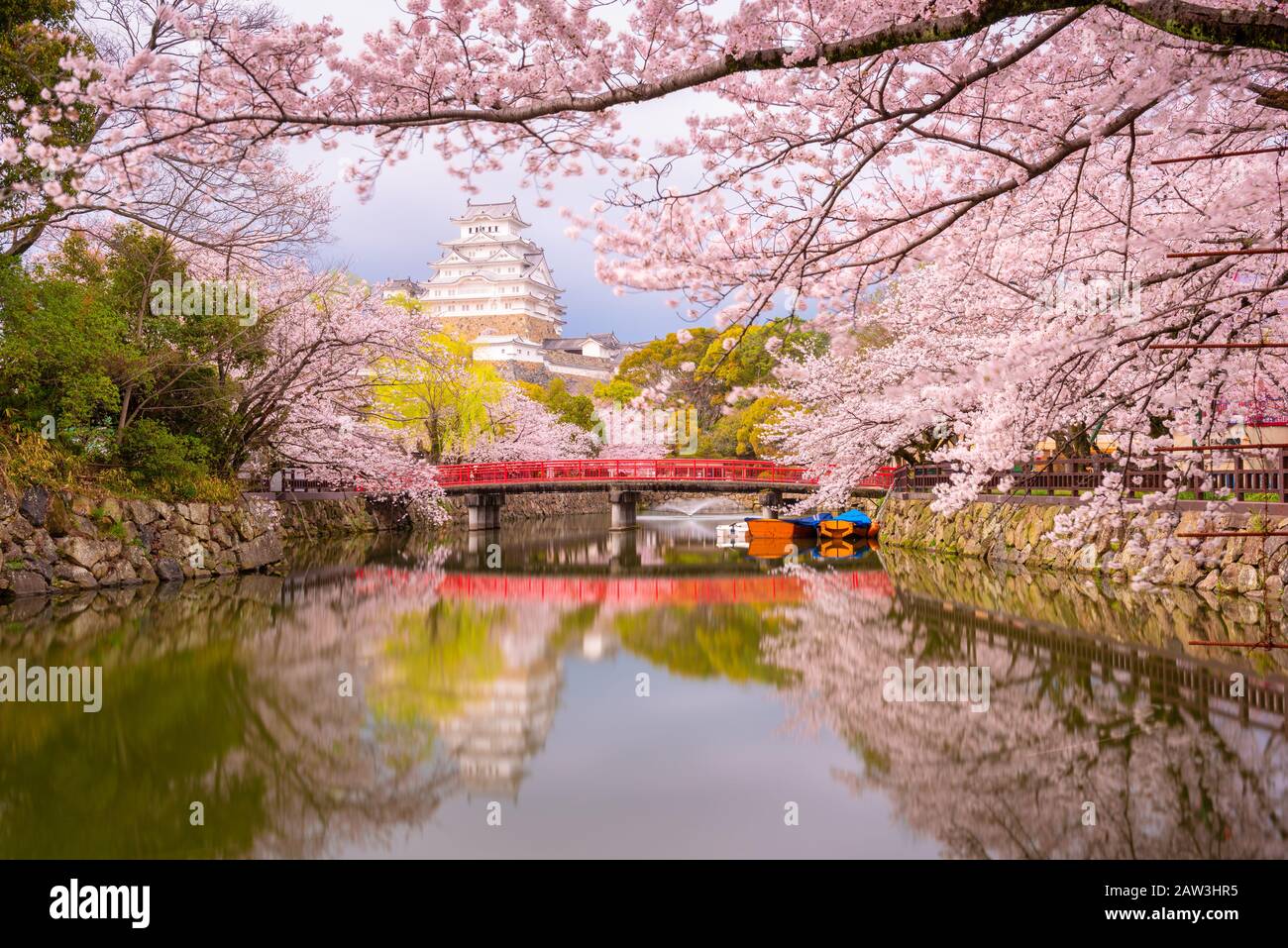 Himeji, Giappone presso il castello di Himeji il fossato circostante nella stagione primaverile. Foto Stock
