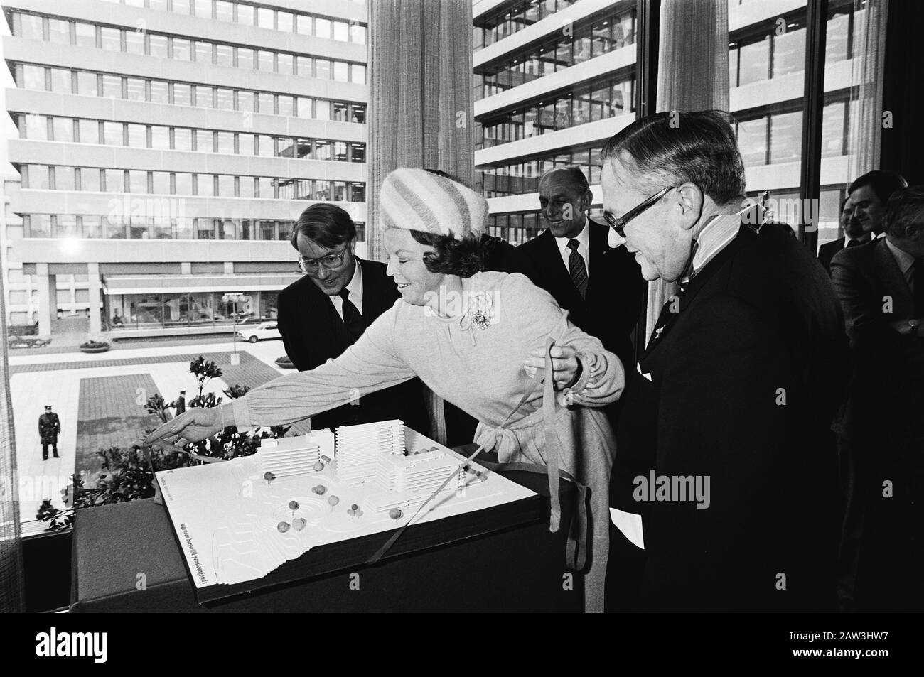 La Principessa Beatrix apre a Heerlen la nuova ala della sede del General Civil Pension Fund Data: 22 gennaio 1980 luogo: Heerlen Parole Chiave: Sede, aperture Nome Persona: Beatrix, Principessa Foto Stock