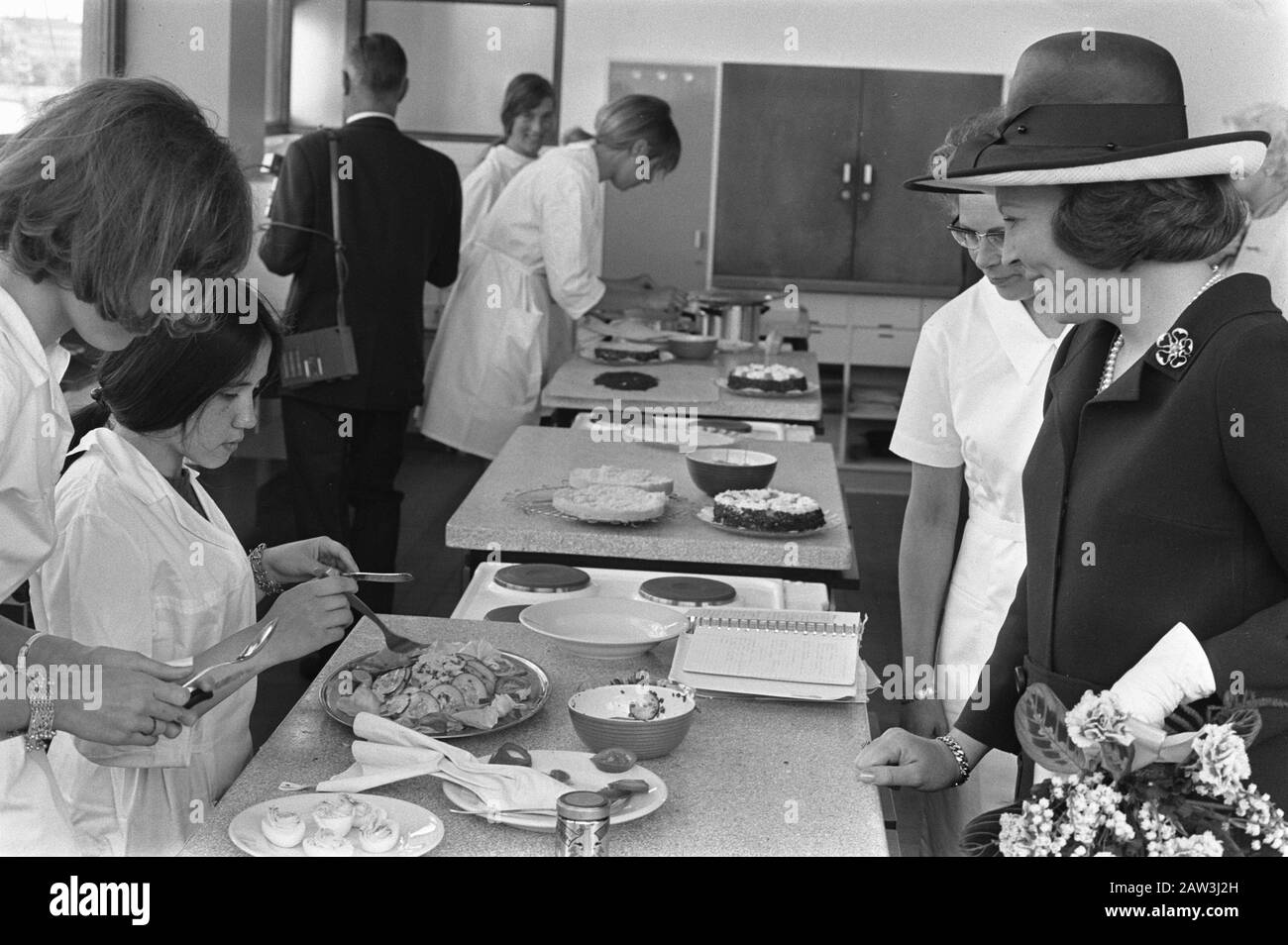 Princess Beatrix ha aperto la scuola t Zandpad, Amsterdam Data: 20 maggio 1970 Località: Amsterdam, Noord-Holland Parole Chiave: Aperture, principesse, scuole Nome Persona: Beatrix, Principessa : Evers, Joost / Anefo Titolare: National Archives Materiale tipo: Negativo (bianco / nero) archivio numero di inventario: Vedi accesso 2.24.01.05 Foto Stock