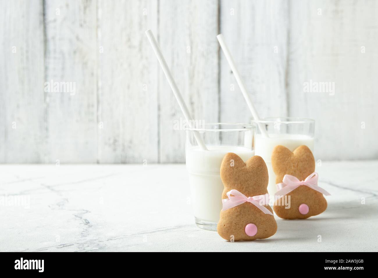 Bicchiere di latte e biscotti di Pasqua. Inserire il testo. Foto Stock