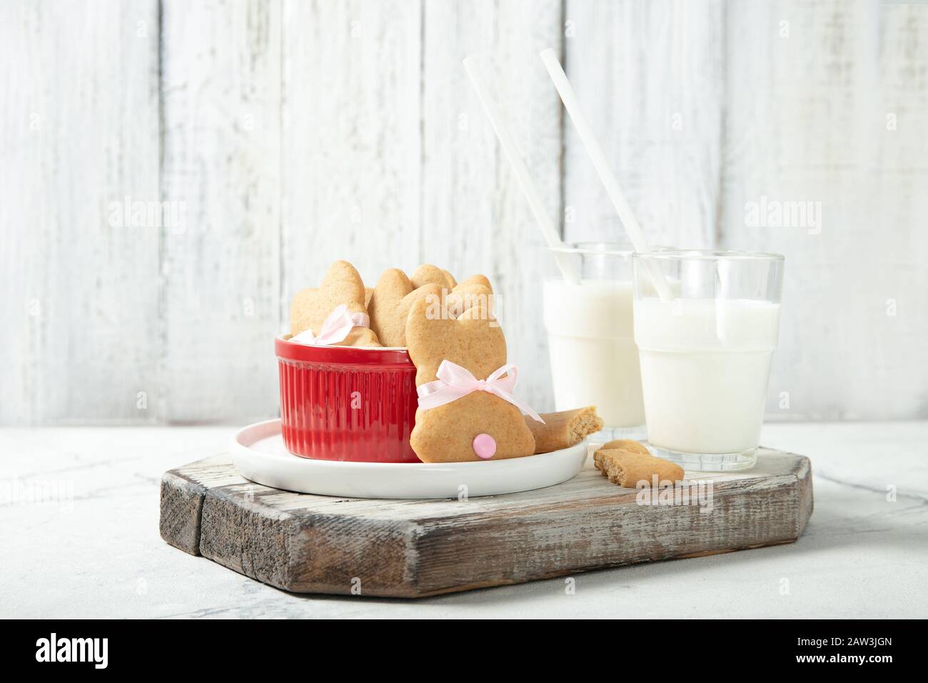 Bicchiere di latte e biscotti di Pasqua. Inserire il testo. Foto Stock