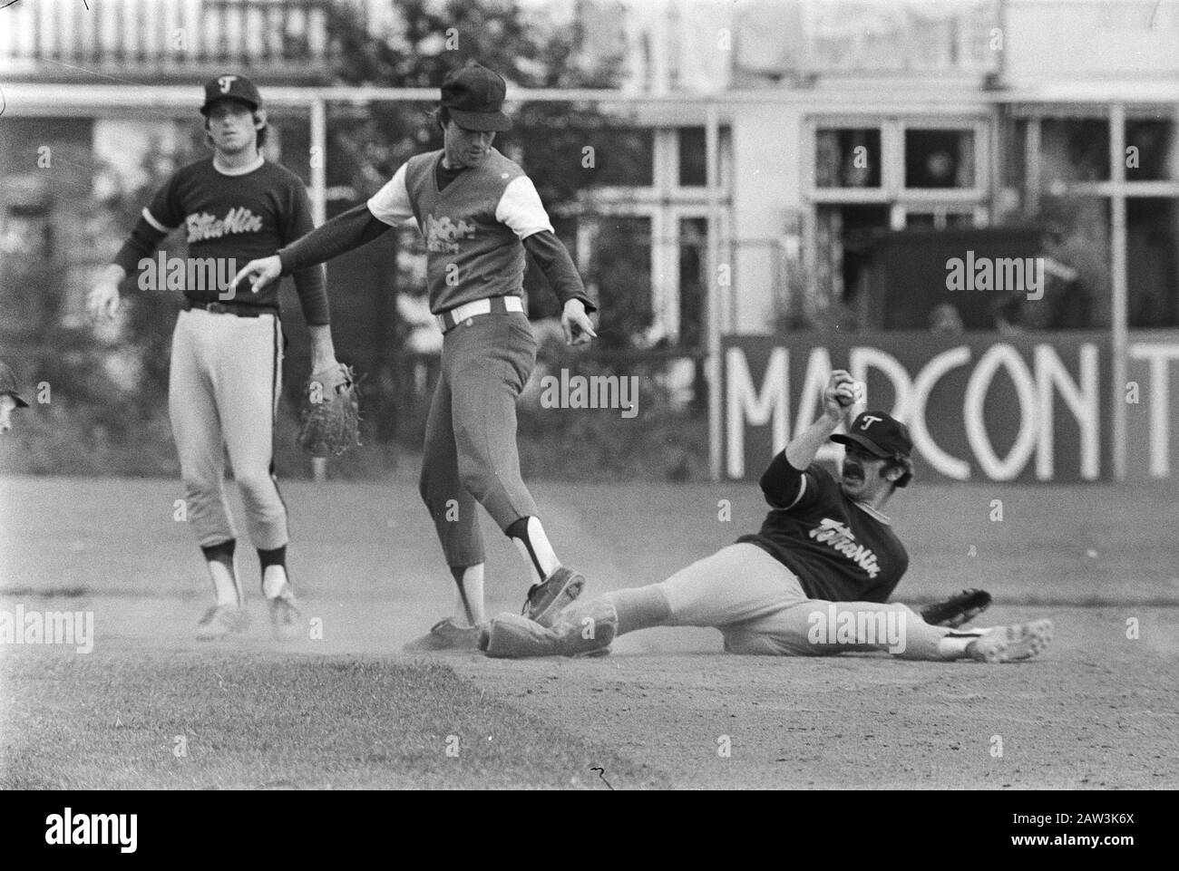 Kinheim contro Tetranin Nicols (baseball); Krol (Tetranin (R) cattura mentire Leo Naaktgeboren out date: 2 luglio 1977 Parole Chiave: Baseball Foto Stock