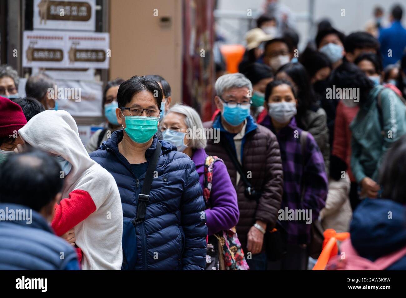 Hong Kong, Cina. 3rd Feb, 2020. La gente vista allinearsi fuori di un deposito della farmacia per provare la loro fortuna per comprare una certa maschera chirurgica che sono nella mancanza nella città.le maschere chirurgiche sono nella mancanza a Hong Kong poichè la maggior parte dei residenti nella città li stanno portando come misura preventiva contro il Coronavirus mortale Che continuano a diffondersi a Hong Kong. Credit: Geovien So/Sopa Images/Zuma Wire/Alamy Live News Foto Stock